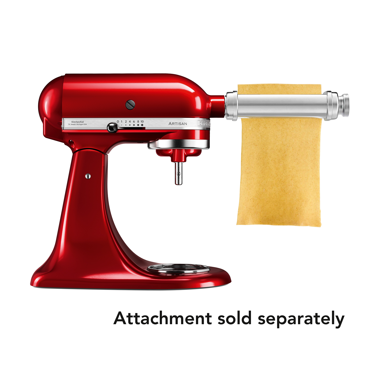 Un mixer KitchenAid rosso con un accessorio per la pasta. Una sfoglia di pasta esce dal rullo.