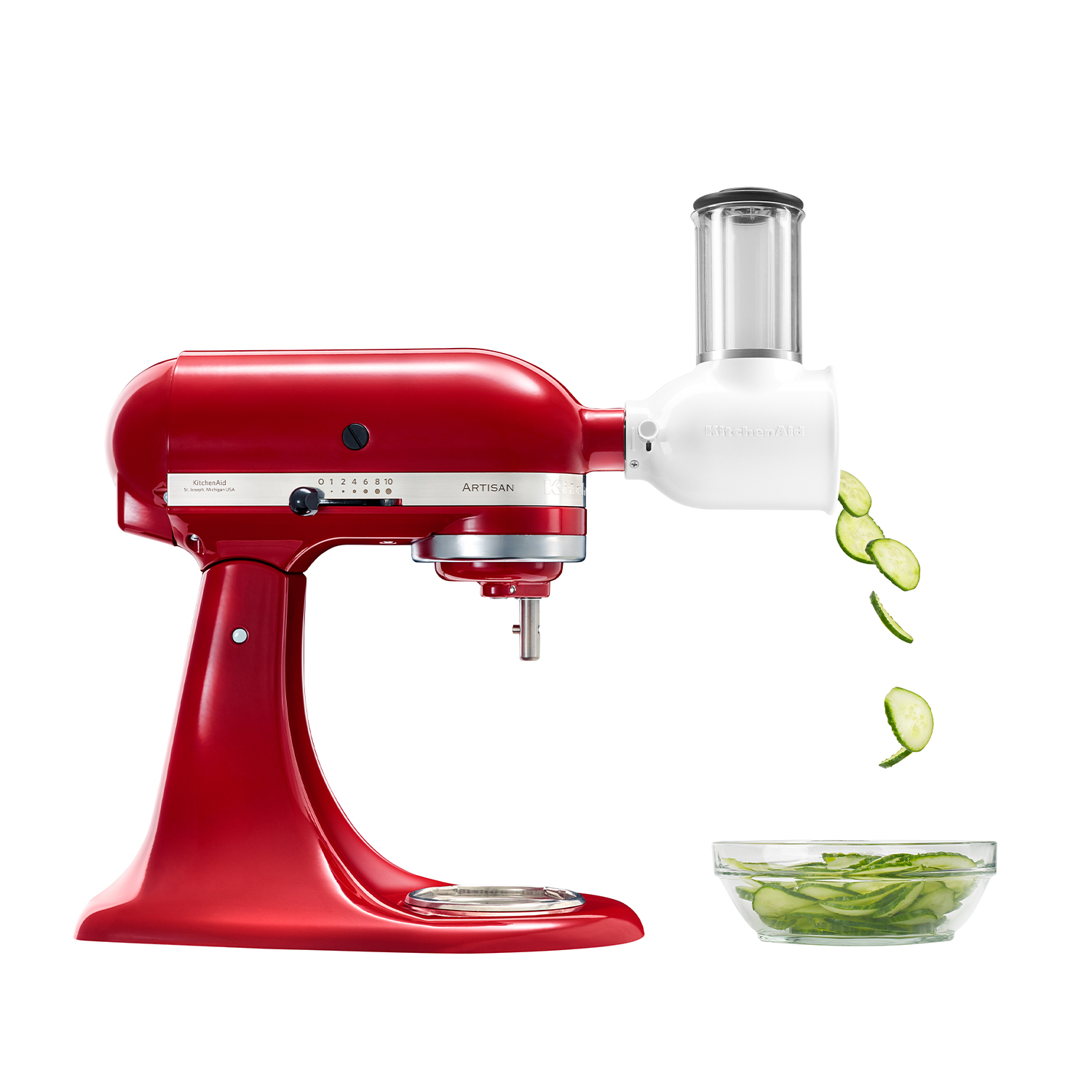 Impastatrice KitchenAid rossa con accessorio affettatrice per verdure. Sfondo bianco.