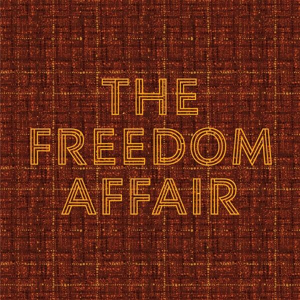 Text lautet 'THE FREEDOM AFFAIR' in goldfarbenen Buchstaben, auf strukturiertem braunen Hintergrund.