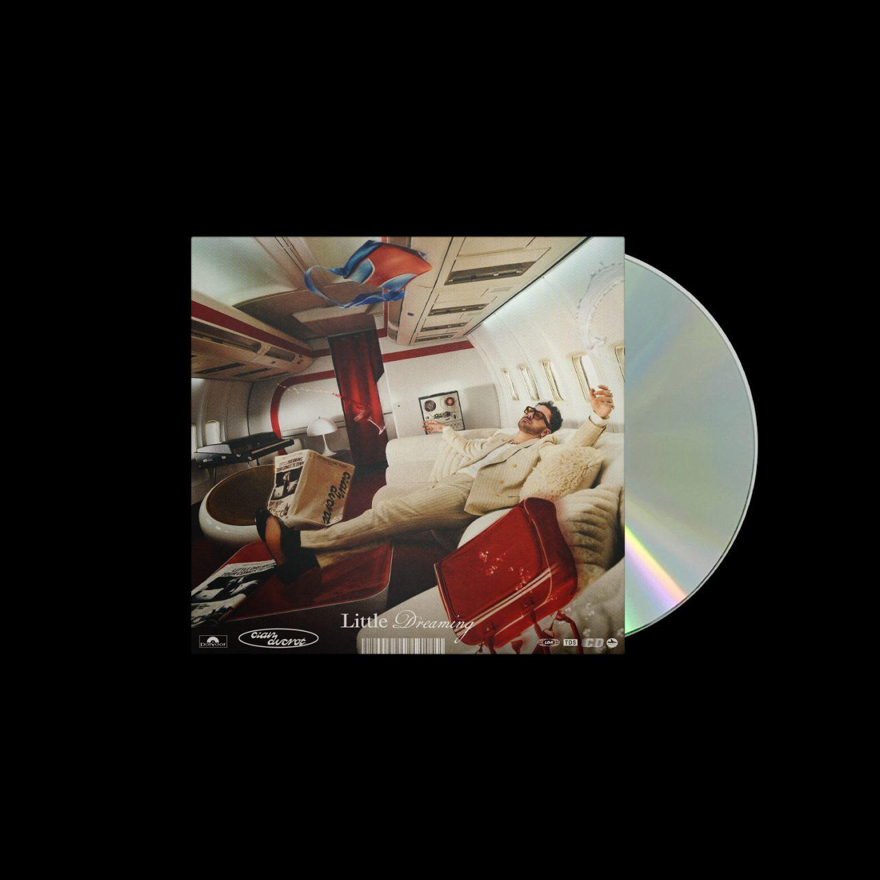 Ein Albumcover mit einem Mann in einem Flugzeug und einer CD.