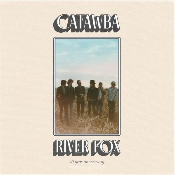 Albumcover: Catawba River Fox, mit Bandmitgliedern auf einem Feld und cremefarbenem Hintergrund.