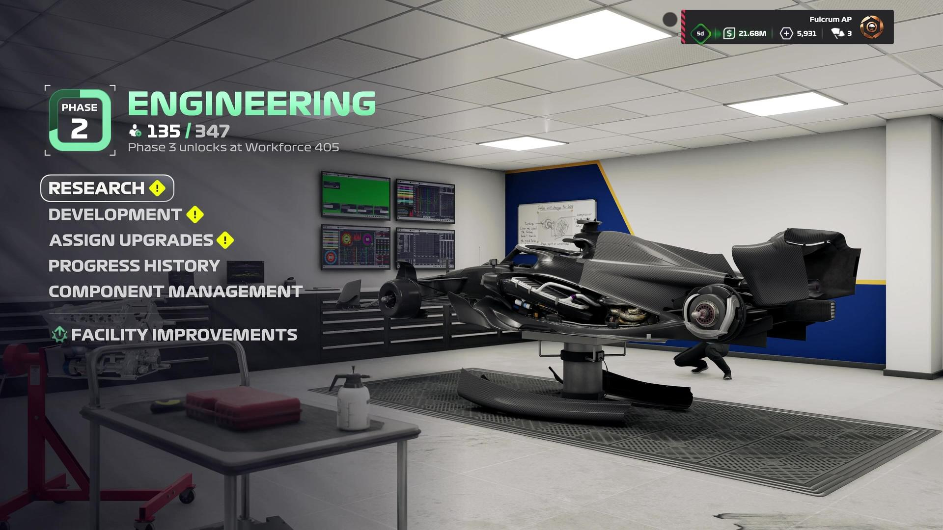 Bildschirm mit "Engineering" und einem Formel-1-Auto.