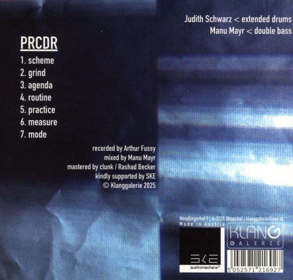CD-Rückseite mit Titelliste, Künstlernamen und Produktionsdetails in Blau und Schwarz.