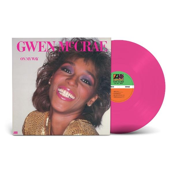 Albumcover von Gwen McCrae, die lächelt, mit einer pinkfarbenen Vinyl-Schallplatte.