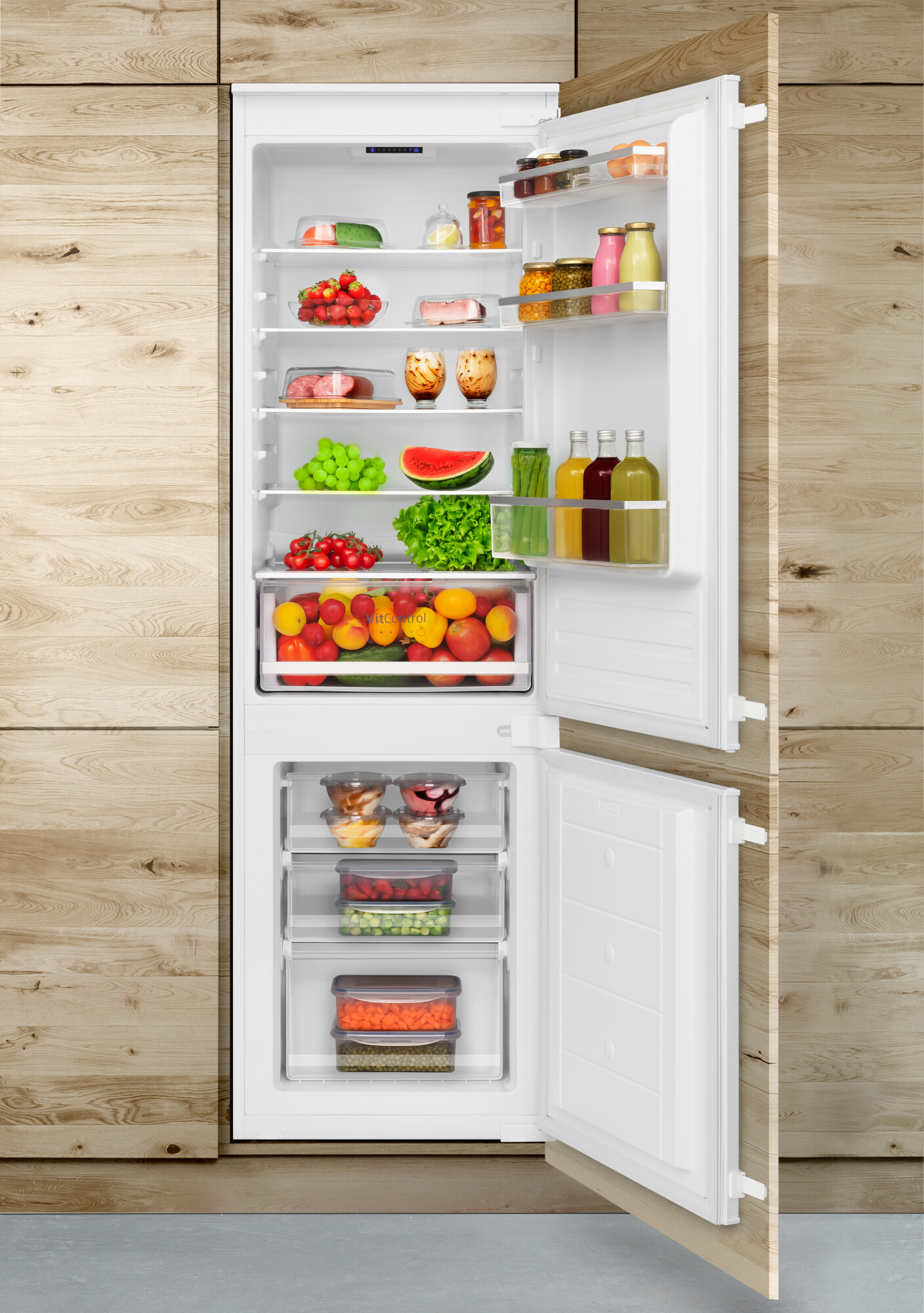 Offener Kühlschrank, voller Lebensmittel: Obst, Gemüse, Gläser und Getränke.