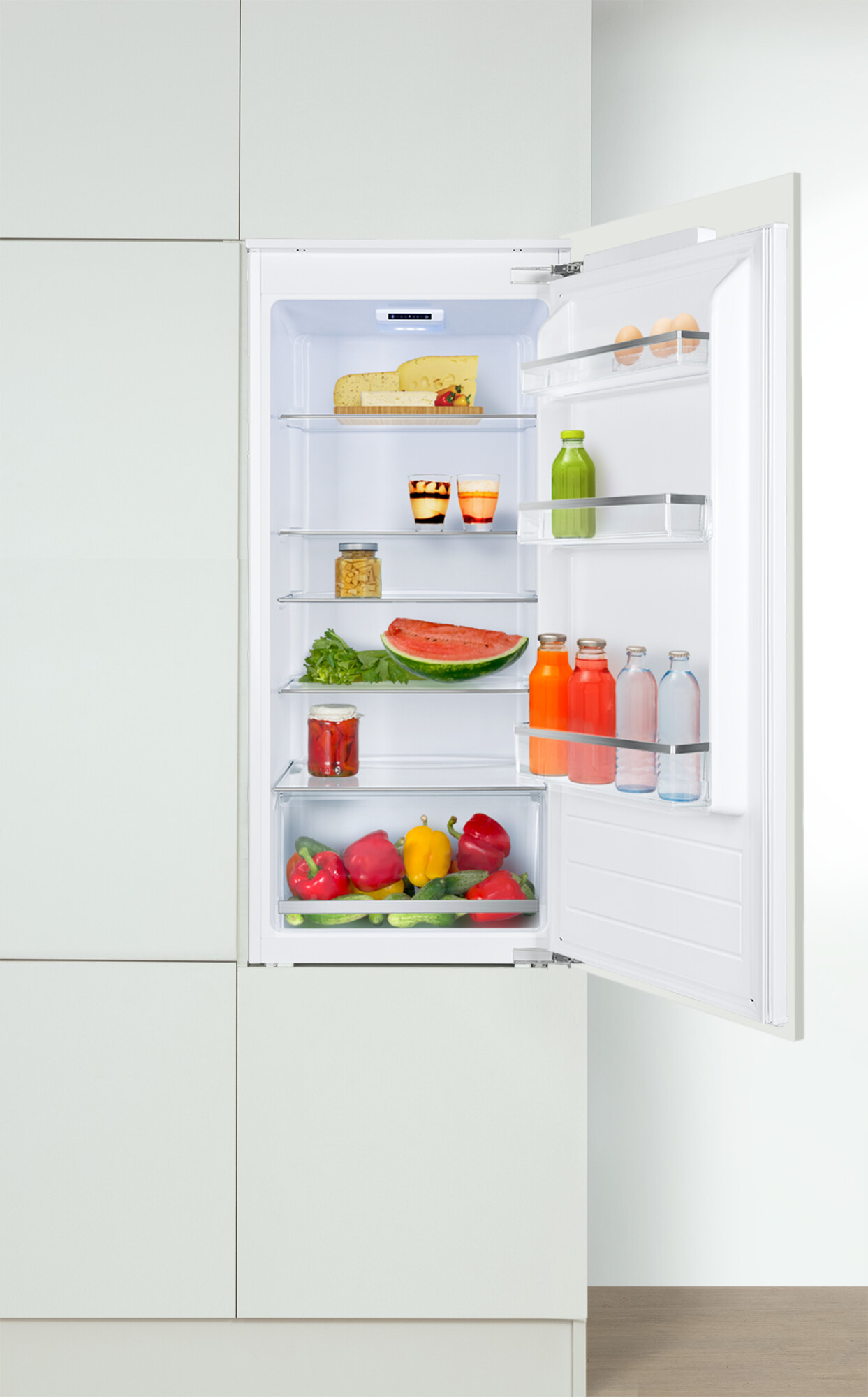Ein Kühlschrank mit offener Tür, gefüllt mit Lebensmitteln wie Gemüse und Getränken.