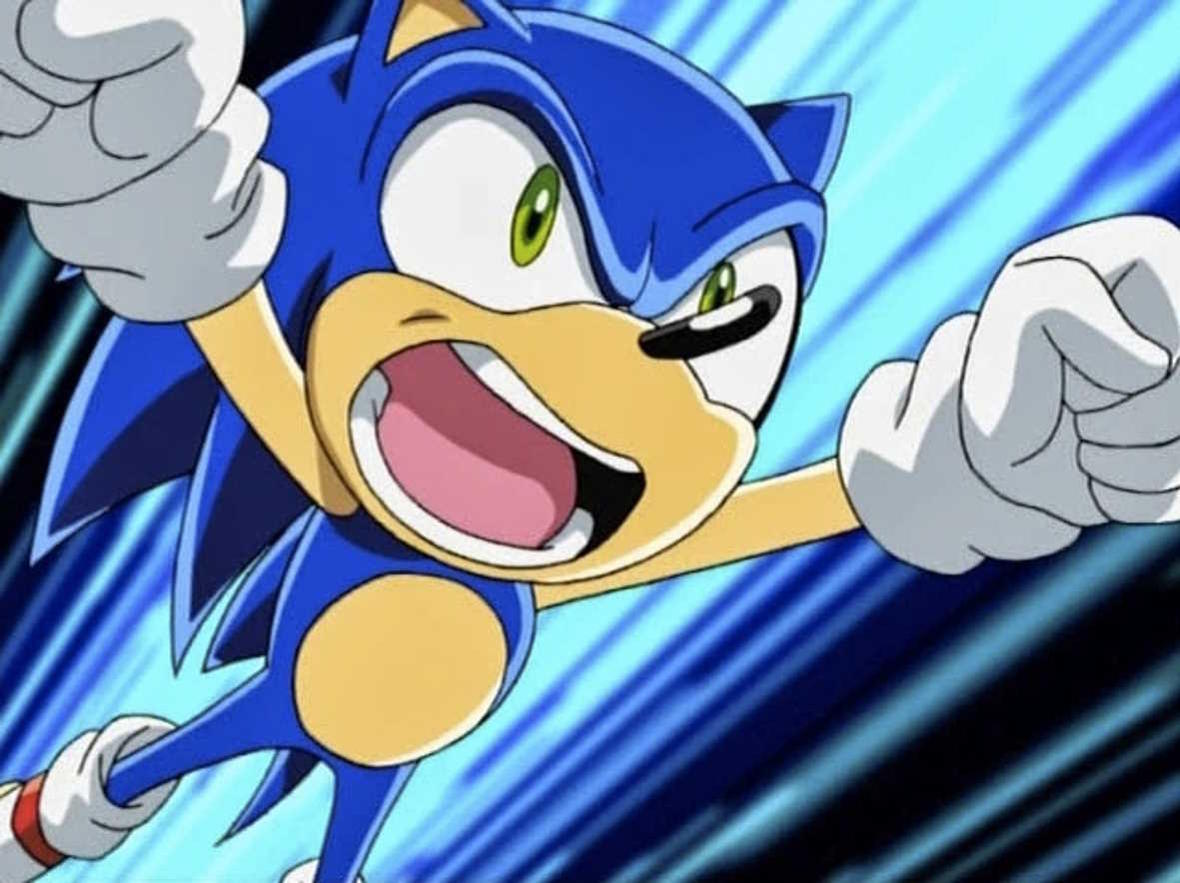 Sonic the Hedgehog, blaues Fell, offener Mund, geballte Faust, fokussierte Augen, Actionpose, blau-weißer Hintergrund.