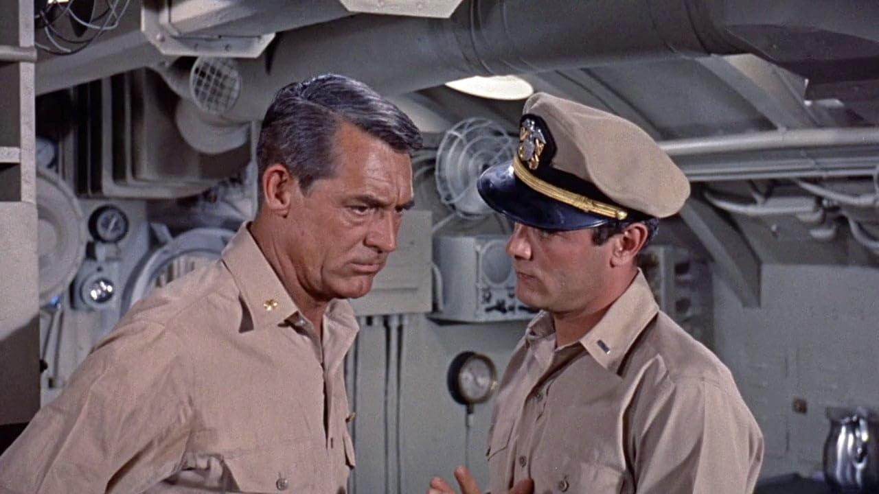 Zwei Männer in Marineuniformen stehen sich in einer U-Boot-Kulisse gegenüber, unterhalten sich.