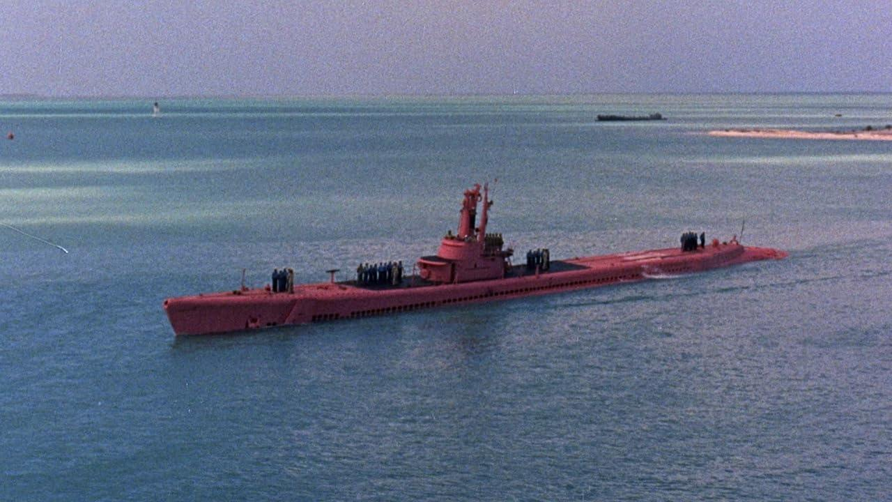 Ein rotes U-Boot schwimmt auf dem Wasser.