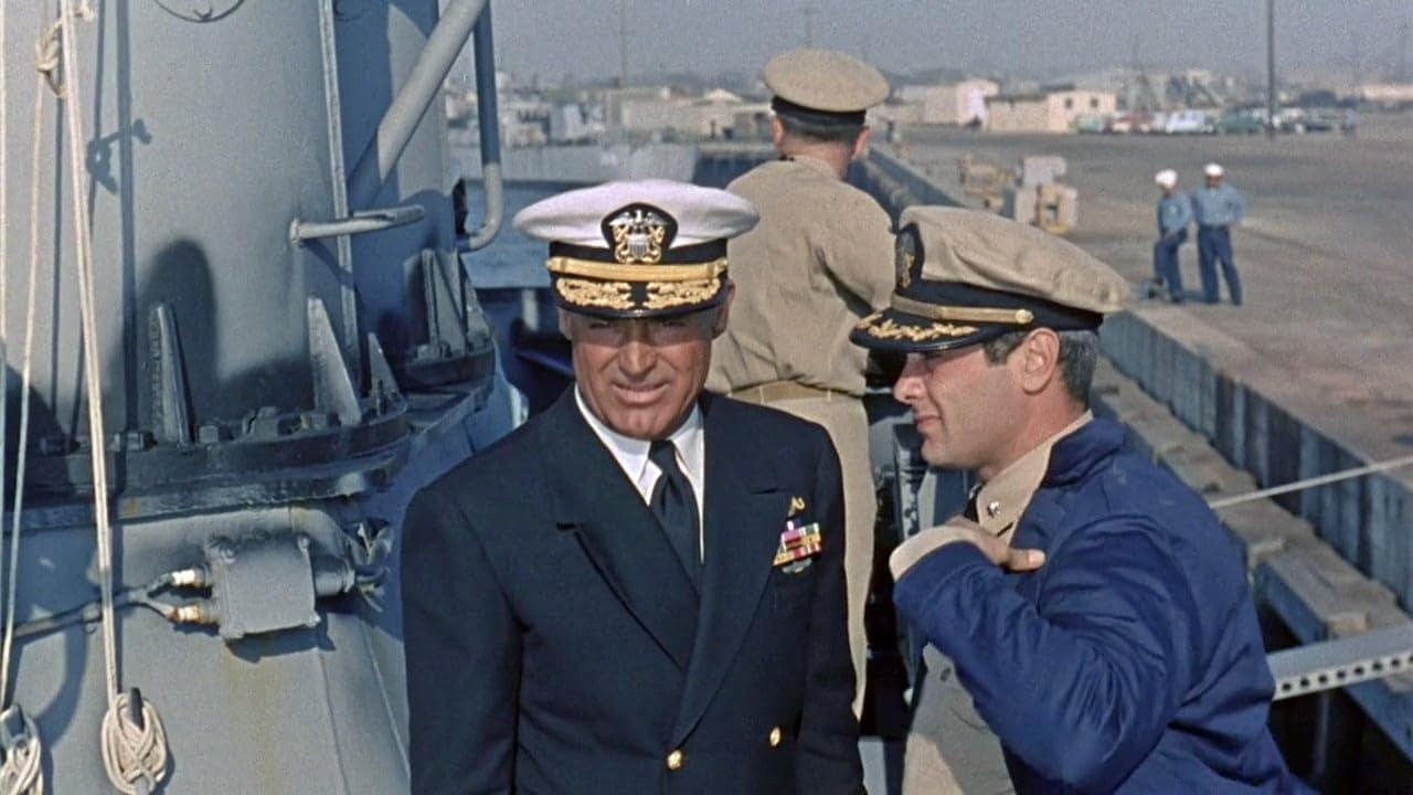 Zwei Marineoffiziere auf einem Schiff, einer in Uniform, unterhalten sich an einem sonnigen Tag.