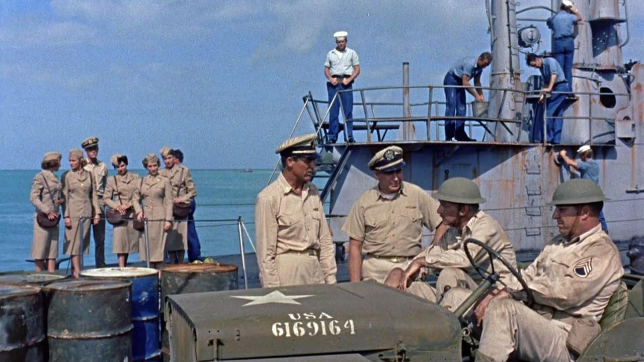 Matrosen und Offiziere auf einem Schiffsdeck. Ein Jeep mit Stern im Vordergrund, Meer und Himmel im Hintergrund.