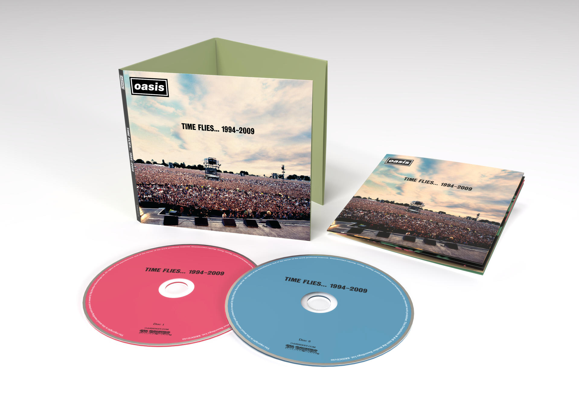 Oasis-Albumcover mit einer Menschenmenge bei einem Konzert und zwei CDs mit Band- und Albumtitel.