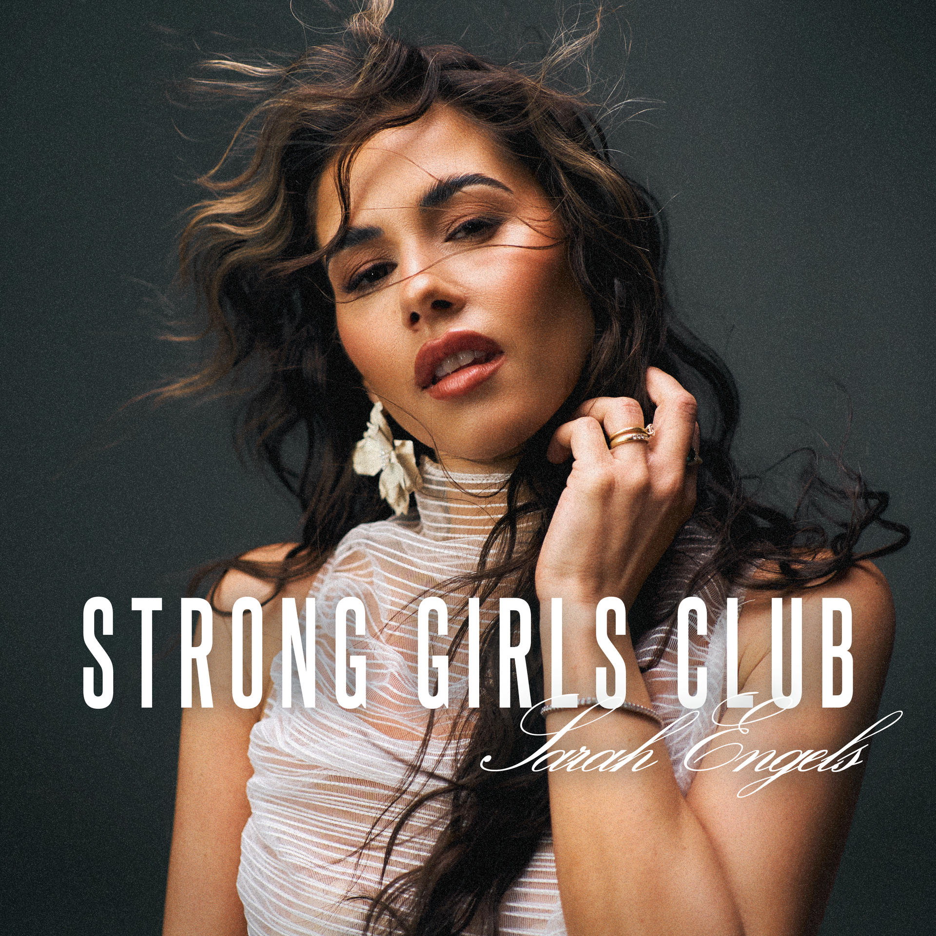 Junge Frau mit langen Haaren und weißem Oberteil. Text: STRONG GIRLS CLUB.