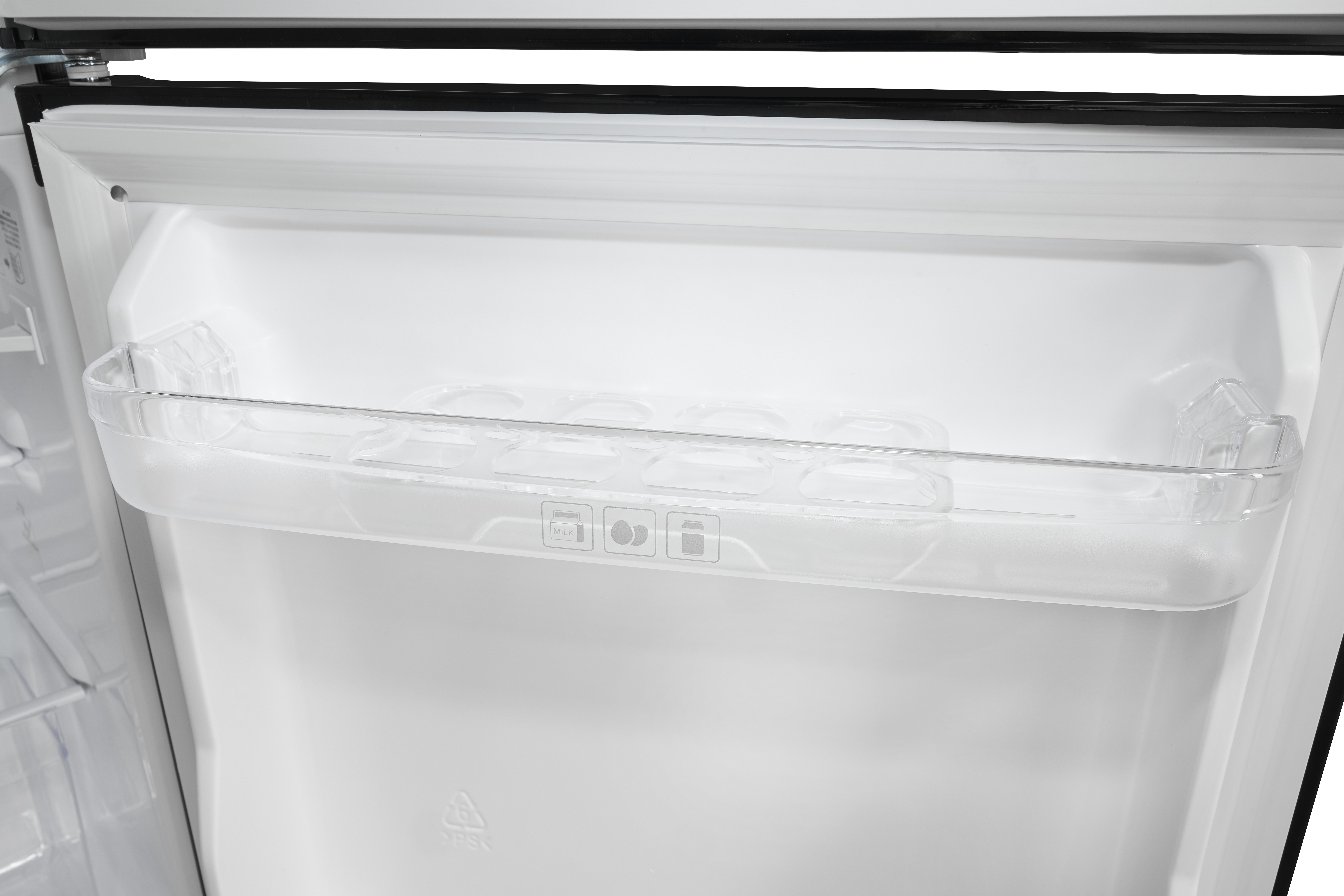 Ein leerer Eierhalter im Kühlschrank.