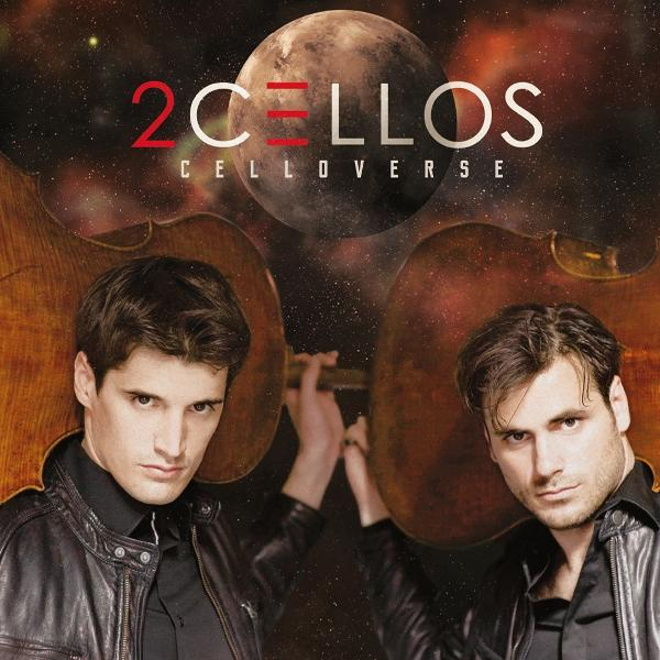 Albumcover. Zwei Männer mit Celli. Roter Text: 2CELLOS. Titel: CELLOVERSE. Hintergrund: Galaxie und Planet.