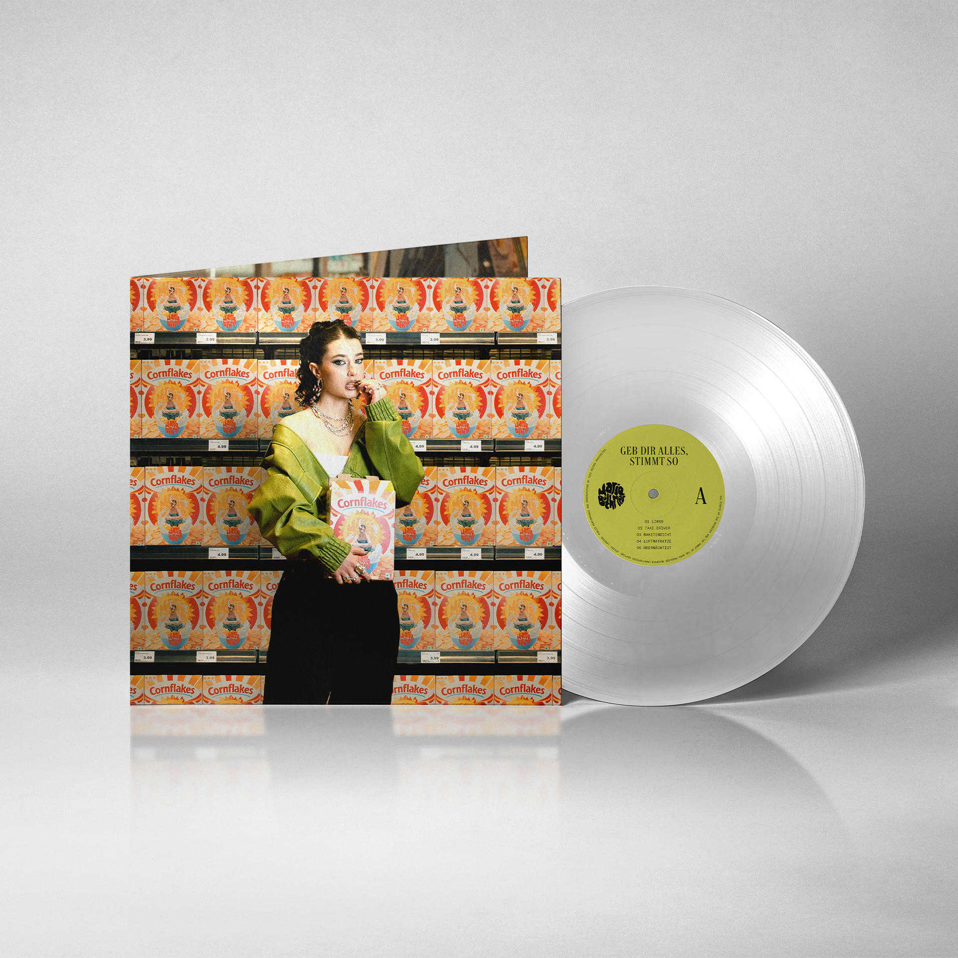 Albumcover: Frau hält Album im Geschäft, Regale mit Müsliboxen. Vinyl Schallplatte.