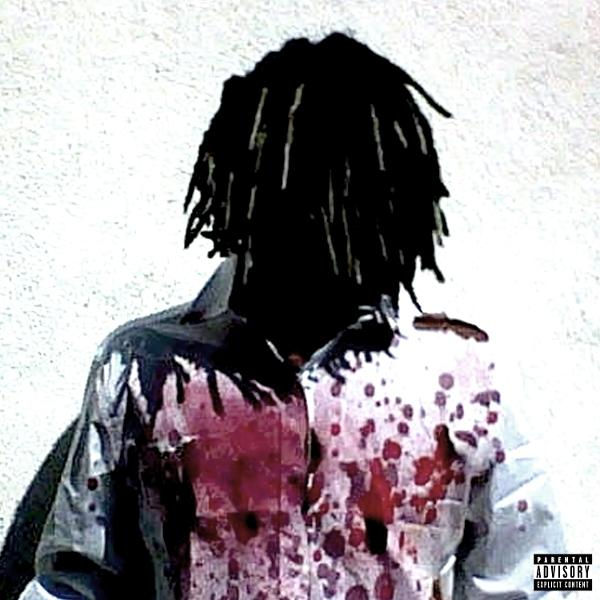 Eine Person mit Dreadlocks und Blut auf dem Hemd. Der Hintergrund ist schlicht weiß.