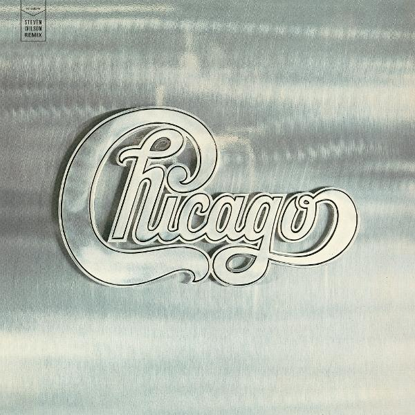 Chicago Band-Logo auf silbernem Hintergrund. Das Wort 'Chicago' in stilisiertem Schriftzug.