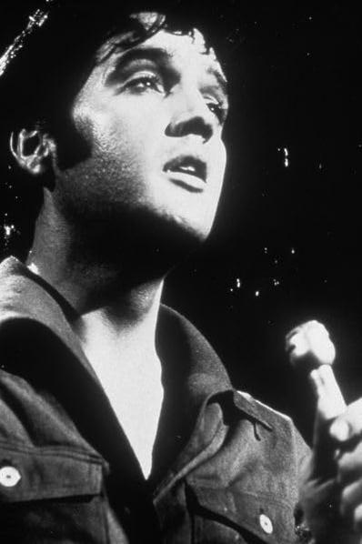 Schwarz-Weiß-Bild von Elvis Presley, der in ein Mikrofon singt und mit Ausdruck nach oben schaut.