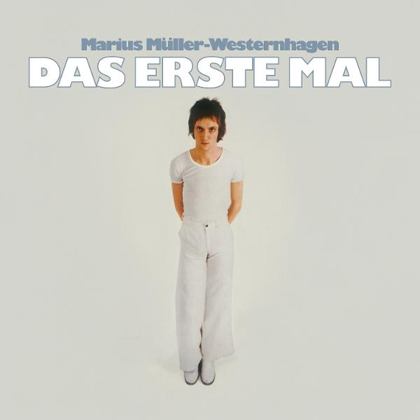 Albumcover 'Das Erste Mal' mit einem Mann in weißer Kleidung vor weißem Hintergrund.