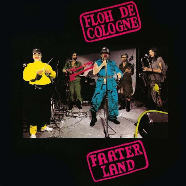 Albumcover: Band auf der Bühne mit Instrumenten, verschiedenen Farben und rosa Text.