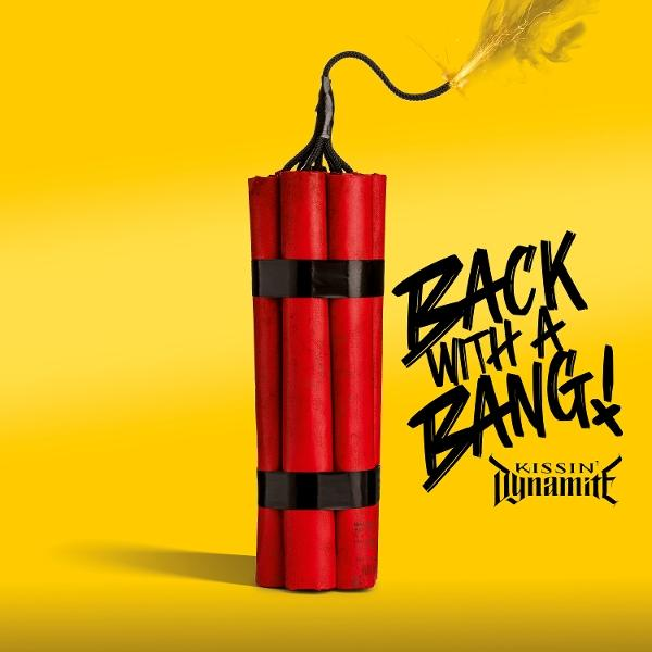 Dynamit mit Text. Rote Dynamitstangen mit schwarzen Bändern, eine Zündschnur und die Worte 'Back with a Bang!'