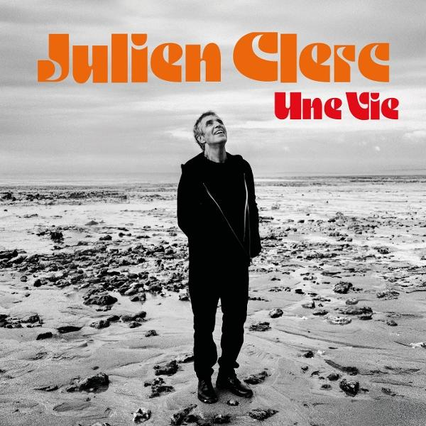 Albumcover: Ein Mann steht an einem Strand und blickt nach oben. Der Text auf dem Cover lautet 'Julien Clerc'.