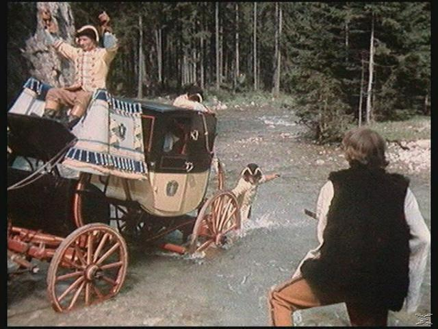 Eine Pferdekutsche steht in einem Fluss. Zwei Männer sind in der Kutsche. Ein Mann steht am Fluss.