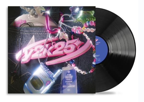 Vinyl-Schallplatte und Albumcover. Das Cover ist pink und blau mit dem Text 'Y2K25' und anderen Objekten.