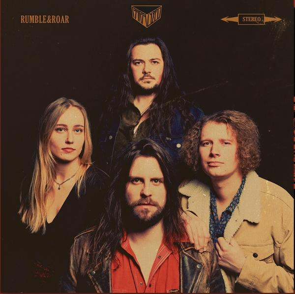 Albumcover mit vier Bandmitgliedern, die posieren, mit dem Bandnamen Rumble & Roar.