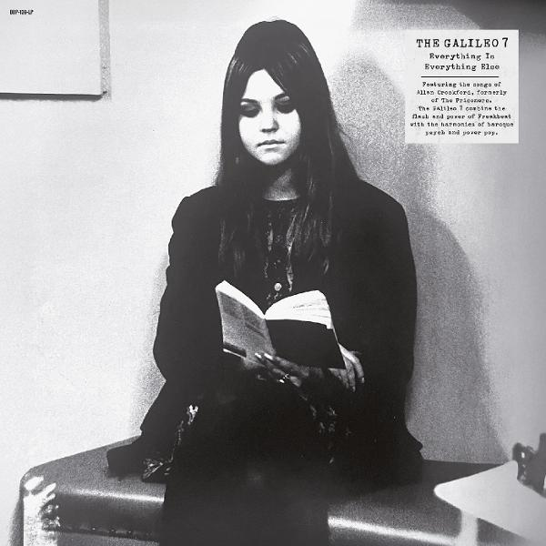 Albumcover: Frau liest ein Buch mit Text oben und rechts.