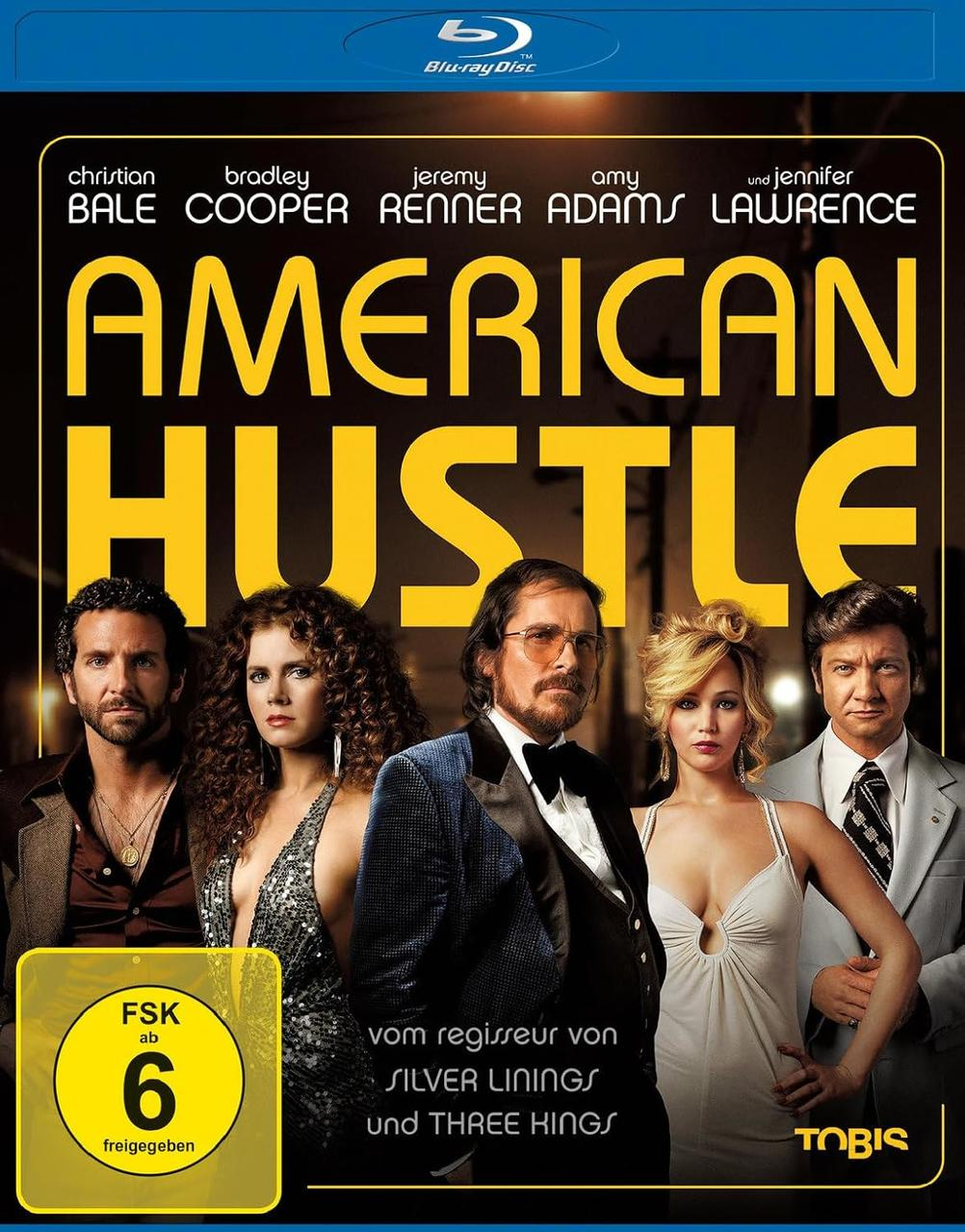 DVD-Cover mit Schauspielern. Titel: 'American Hustle'. Christian Bale, Bradley Cooper, Amy Adams und Jennifer Lawrence.