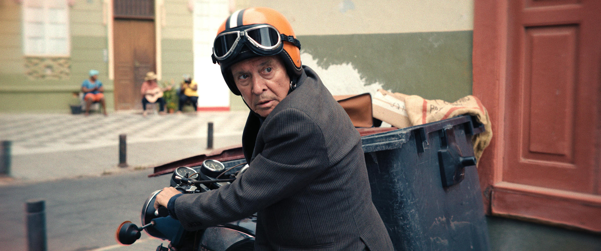 Mann auf einem Motorrad mit Helm, nach vorne blickend.