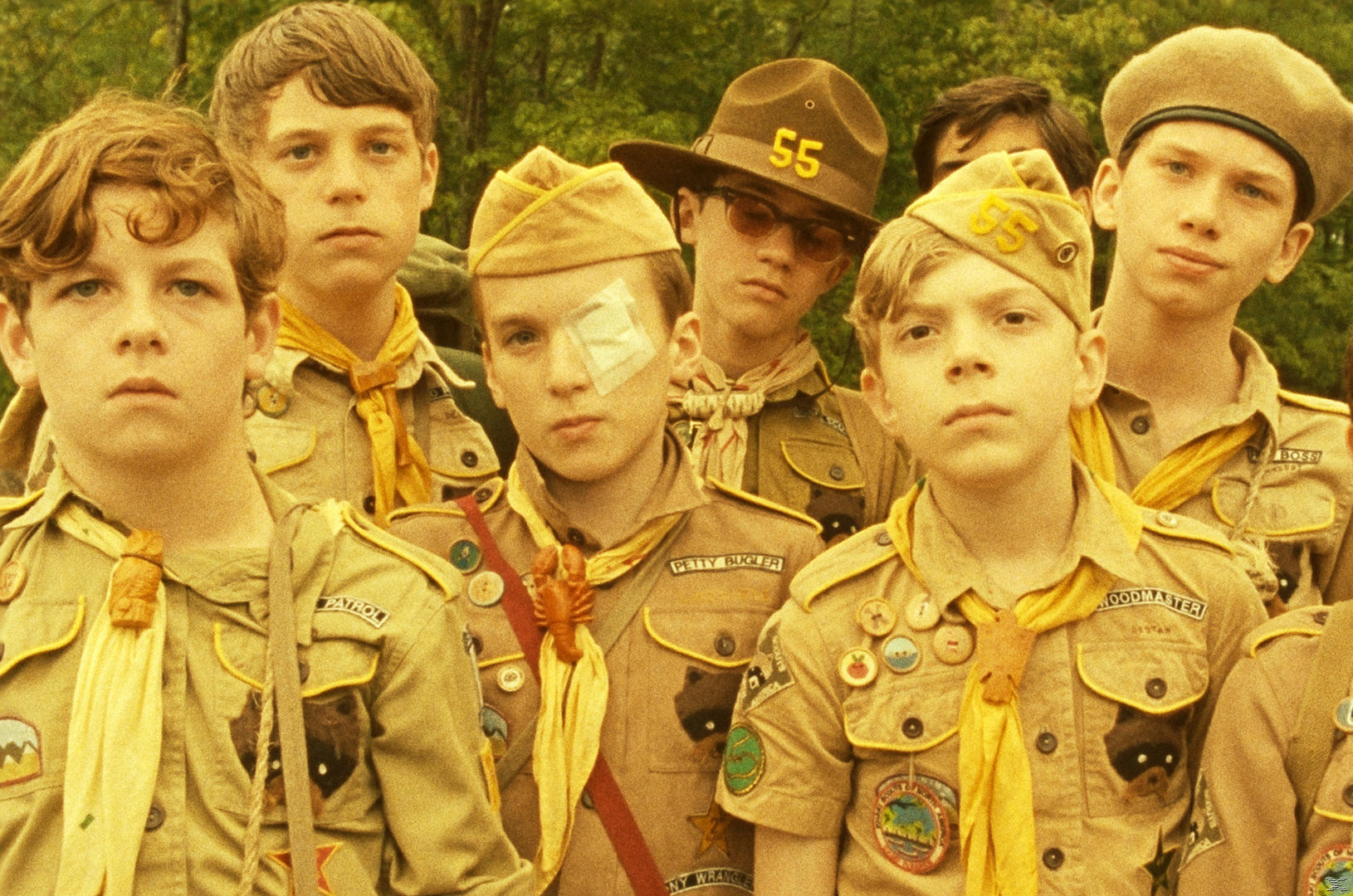 Gruppe von Jungen in Pfadfinderuniformen, einige mit Hüten, blicken in Kamera.