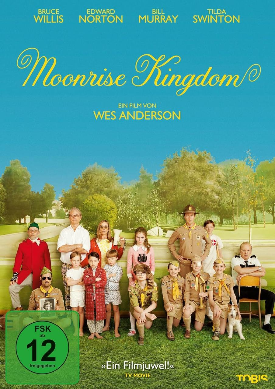 Filmposter mit einer Gruppe von Leuten. Der Titel lautet 'Moonrise Kingdom' in ausgefallener Schrift.