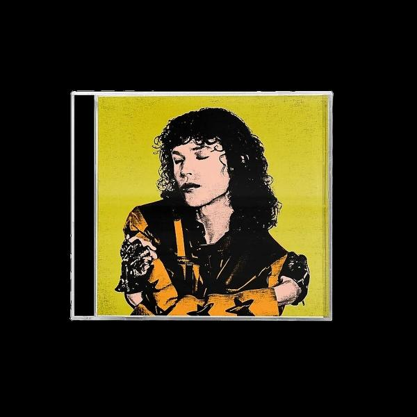 Albumcover einer Person mit geschlossenen Augen. Gelber und orangener Hintergrund.