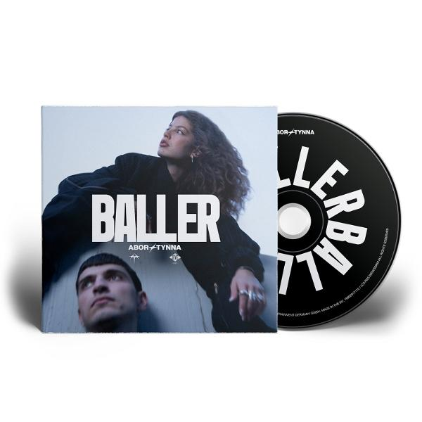 Albumcover mit zwei Gesichtern, den Worten 'BALLER' und einer CD.