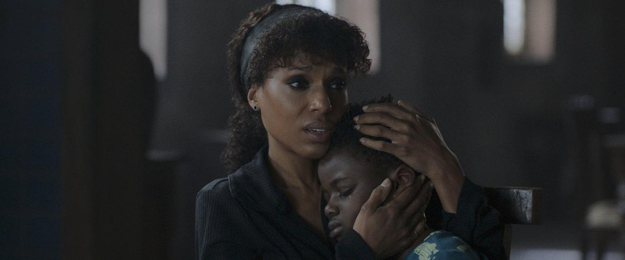 Eine Frau tröstet ein Kind, umarmt es, beide sehen besorgt aus.