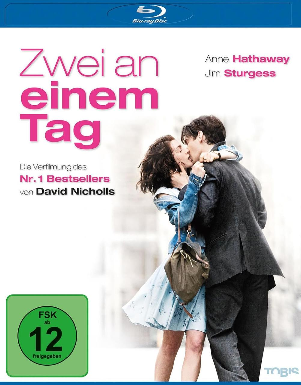 Filmposter von "One Day". Ein Paar küsst sich. Der Film basiert auf einem Buch.