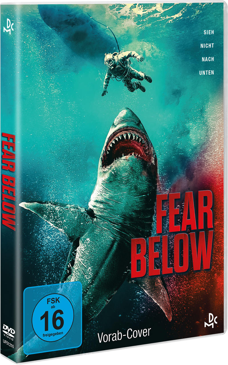 Filmposter. Ein Taucher fällt auf einen Hai im Ozean zu. Titel: FEAR BELOW.
