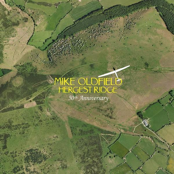 Luftaufnahme einer Landschaft. Felder, Bäume, Text: Hergest Ridge.