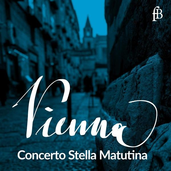 CD-Cover mit stilisiertem Text auf blauem Hintergrund mit verschwommener Straßenszene.