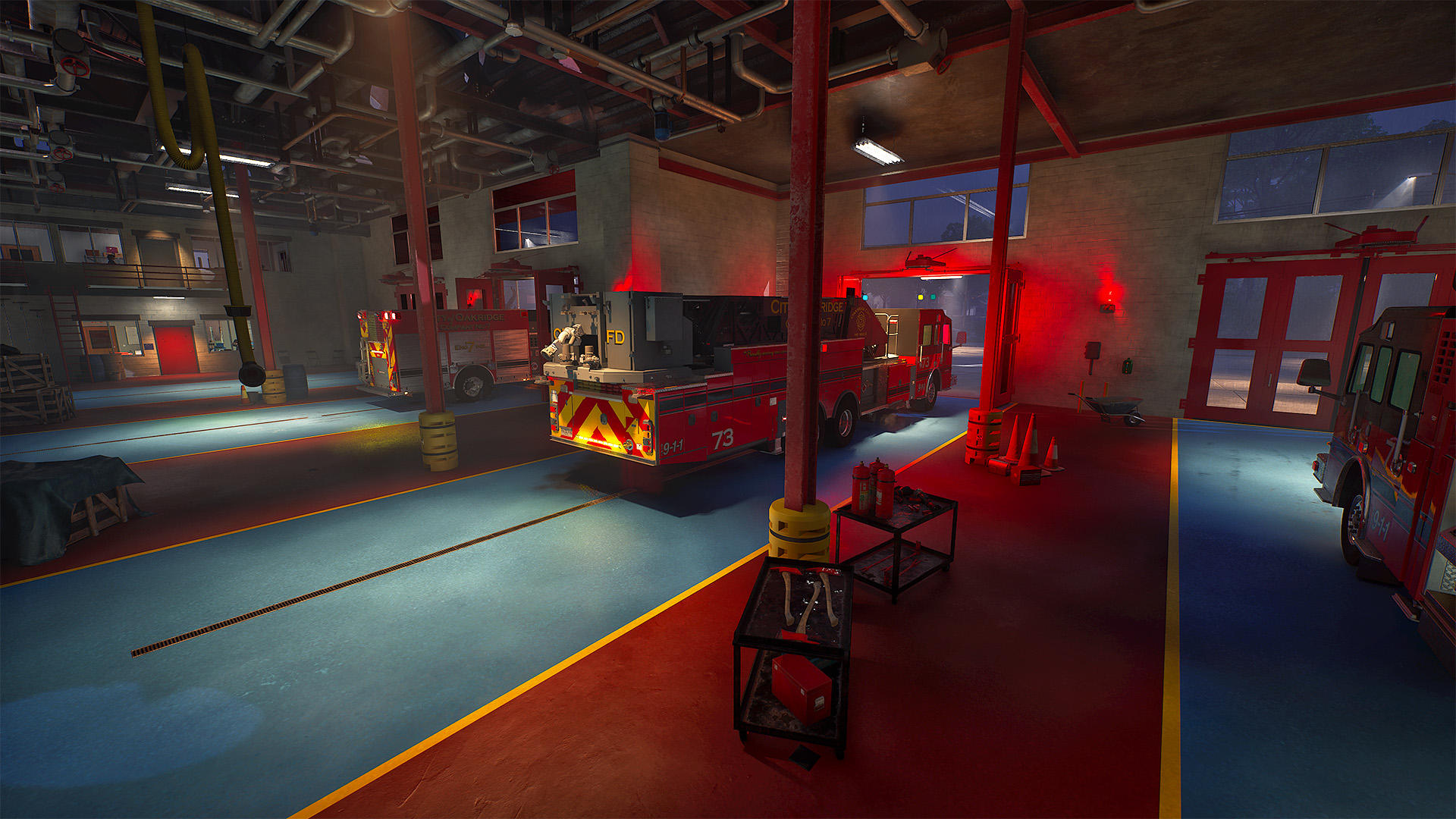 In einer Feuerwache mit Feuerwehrwagen, roten Böden und Ausrüstung. Lichter beleuchten die Szene.