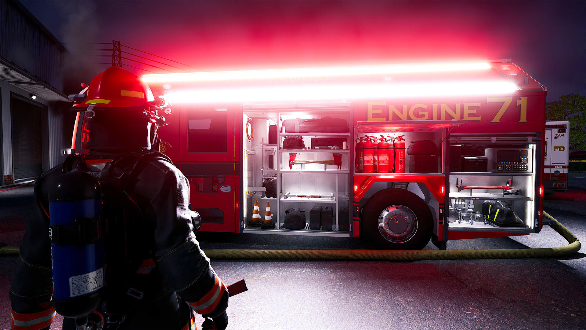 Feuerwehrmann steht neben einem roten Feuerwehrauto, Lichter an. Szene bei Nacht, Rauch sichtbar.