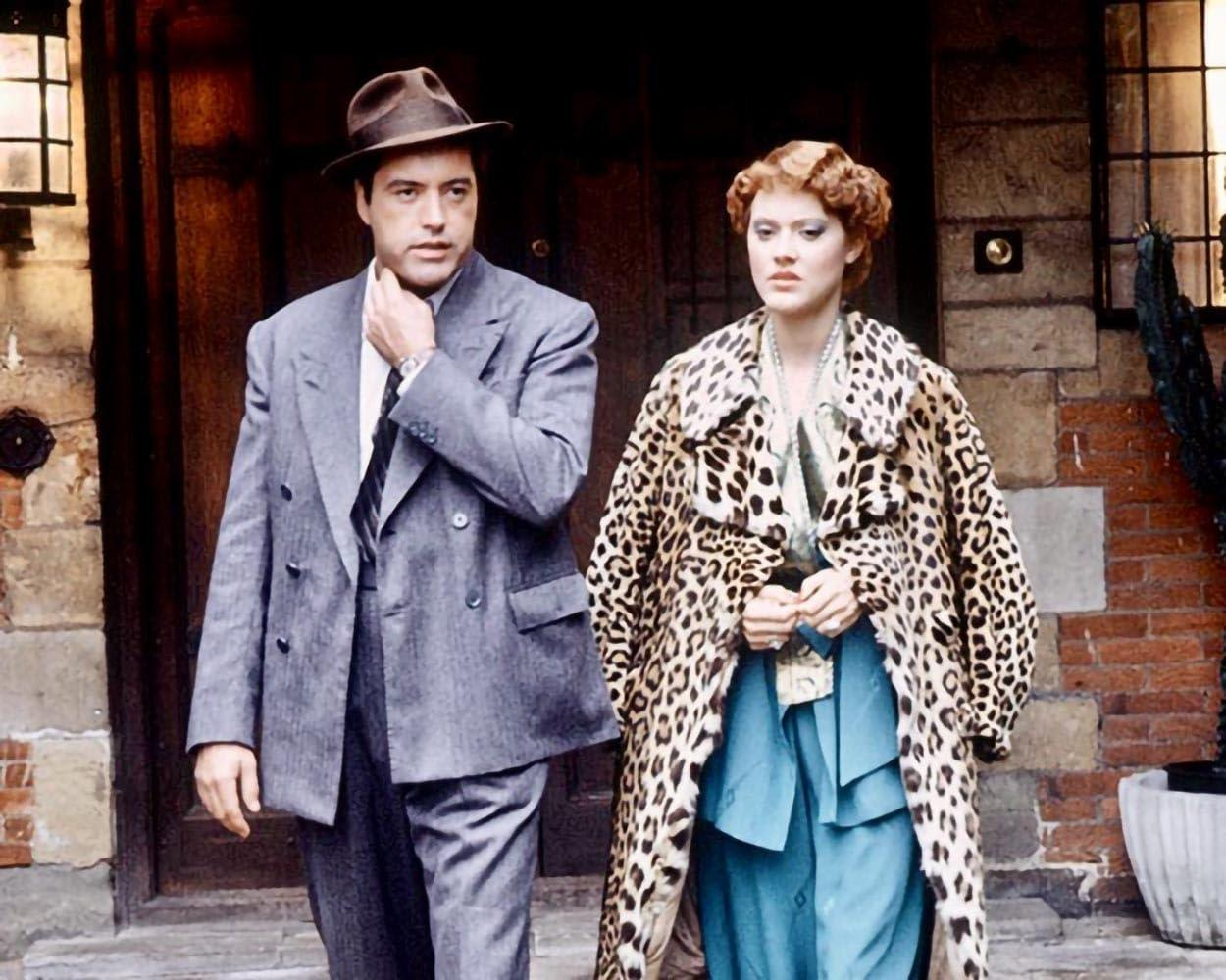 Ein Mann und eine Frau in Vintage-Kleidung, die gehen. Die Frau trägt einen Leopardenfellmantel.