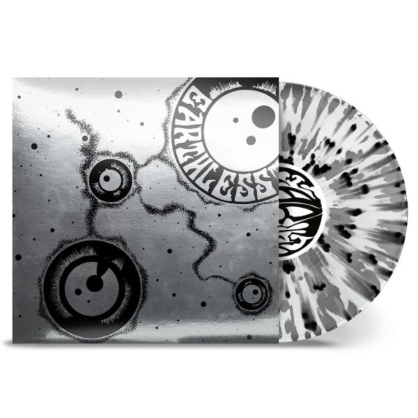 Vinyl-Schallplatte mit silbernem Cover. Die Schallplatte hat ein schwarz-weiß gesprenkeltes Design.