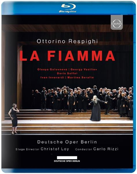 Blu-ray-Disc-Cover von "La Fiamma". Zeigt eine Opernaufführung mit einem großen Chor.