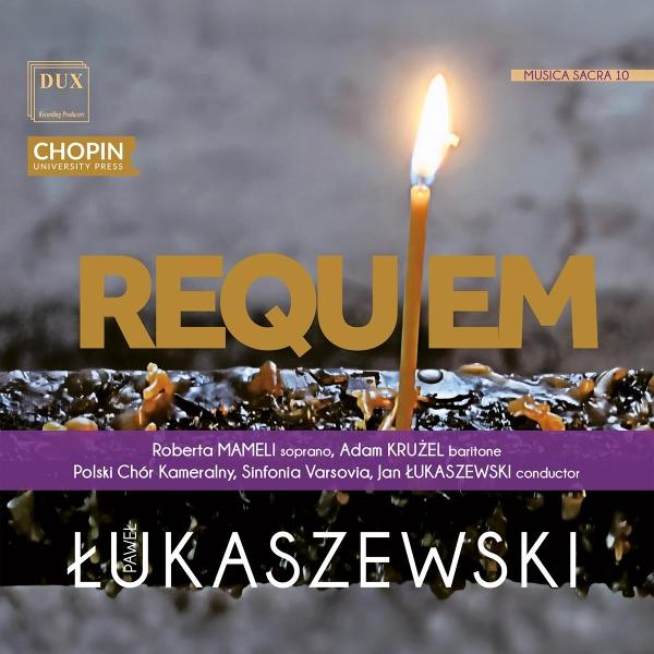 Albumcover mit Kerze und dem Text 'Requiem'. Enthält Namen und Logo. Dunkler Hintergrund.