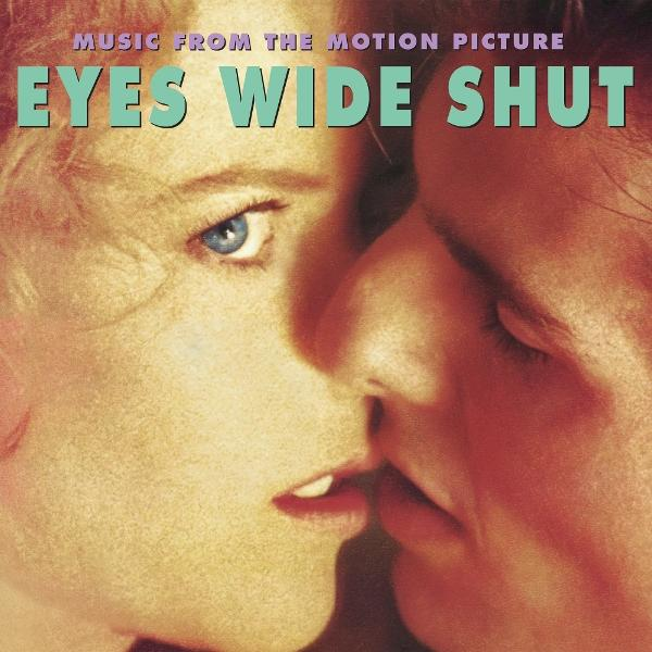 Albumcover für 'Eyes Wide Shut'. Zeigt zwei Gesichter ganz nah beieinander, mit Text, der auf den Filmsoundtrack hinweist.