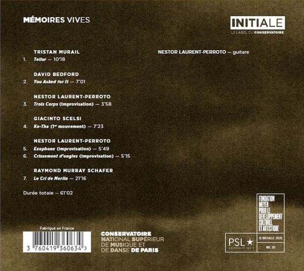 CD-Rückseite mit Titellisten und Credits. Brauner Hintergrund mit Text in Weiß und Schwarz.